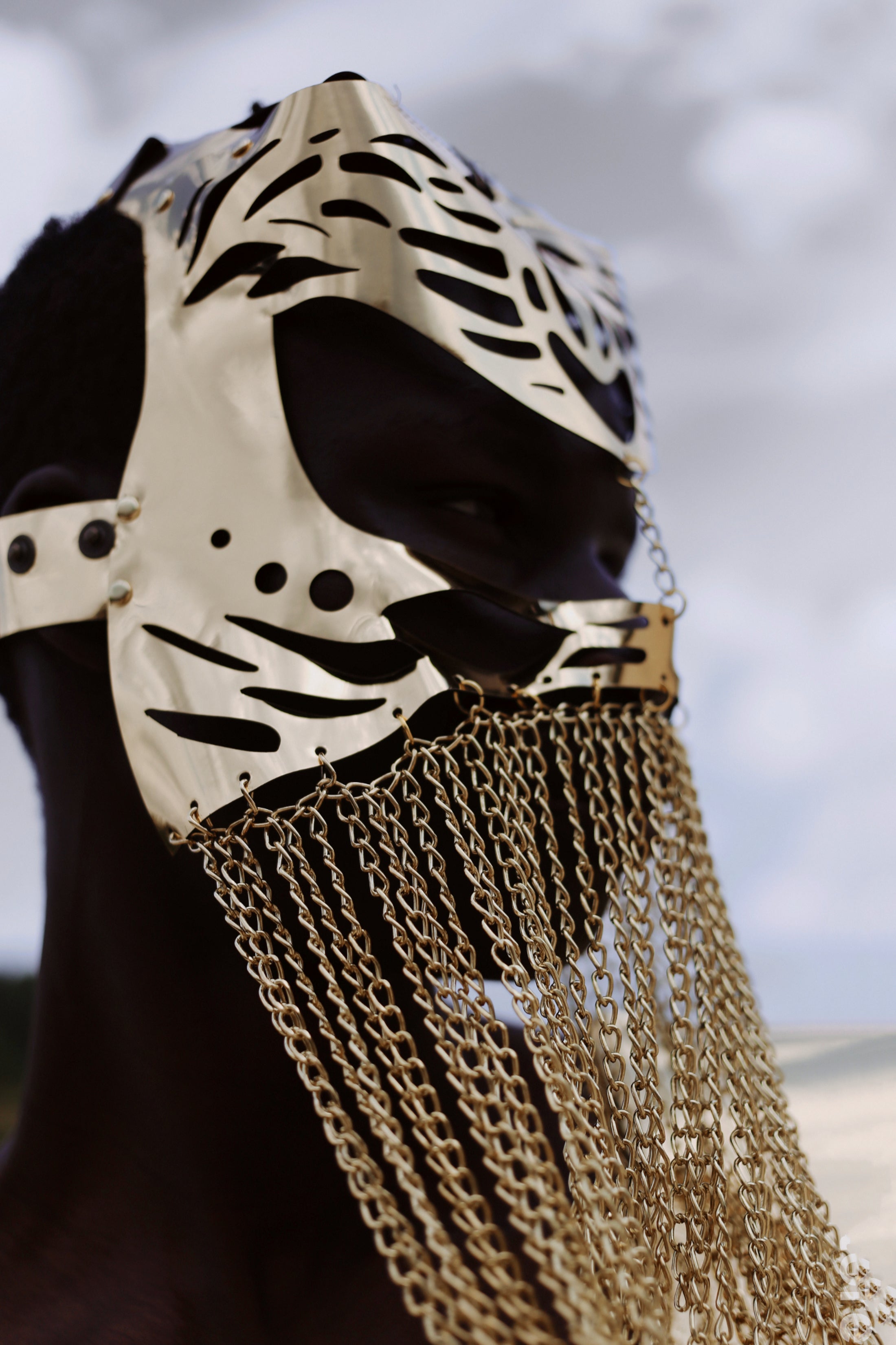 Mask with chain