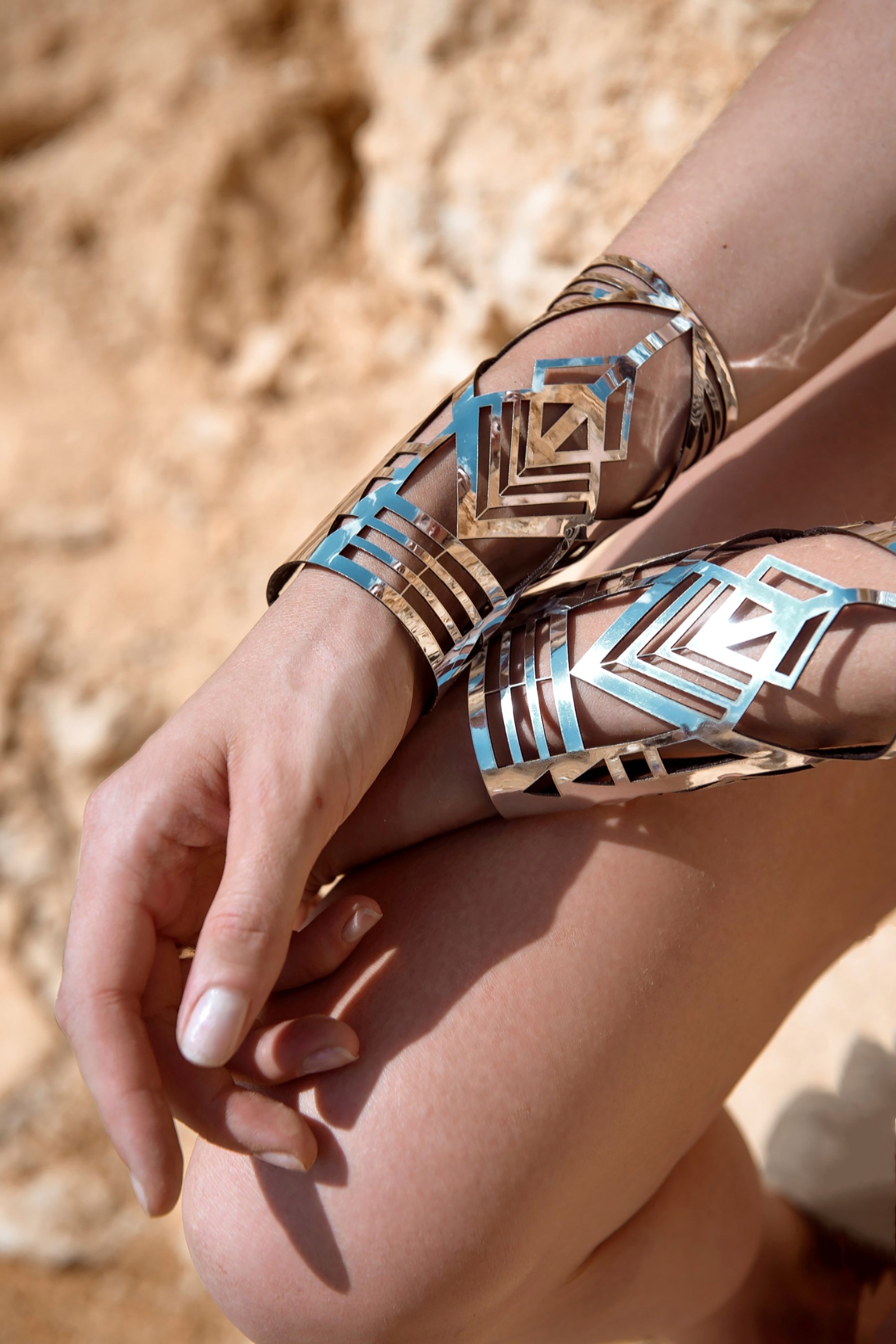 Carved bracelets made of mirror leather / SILVER