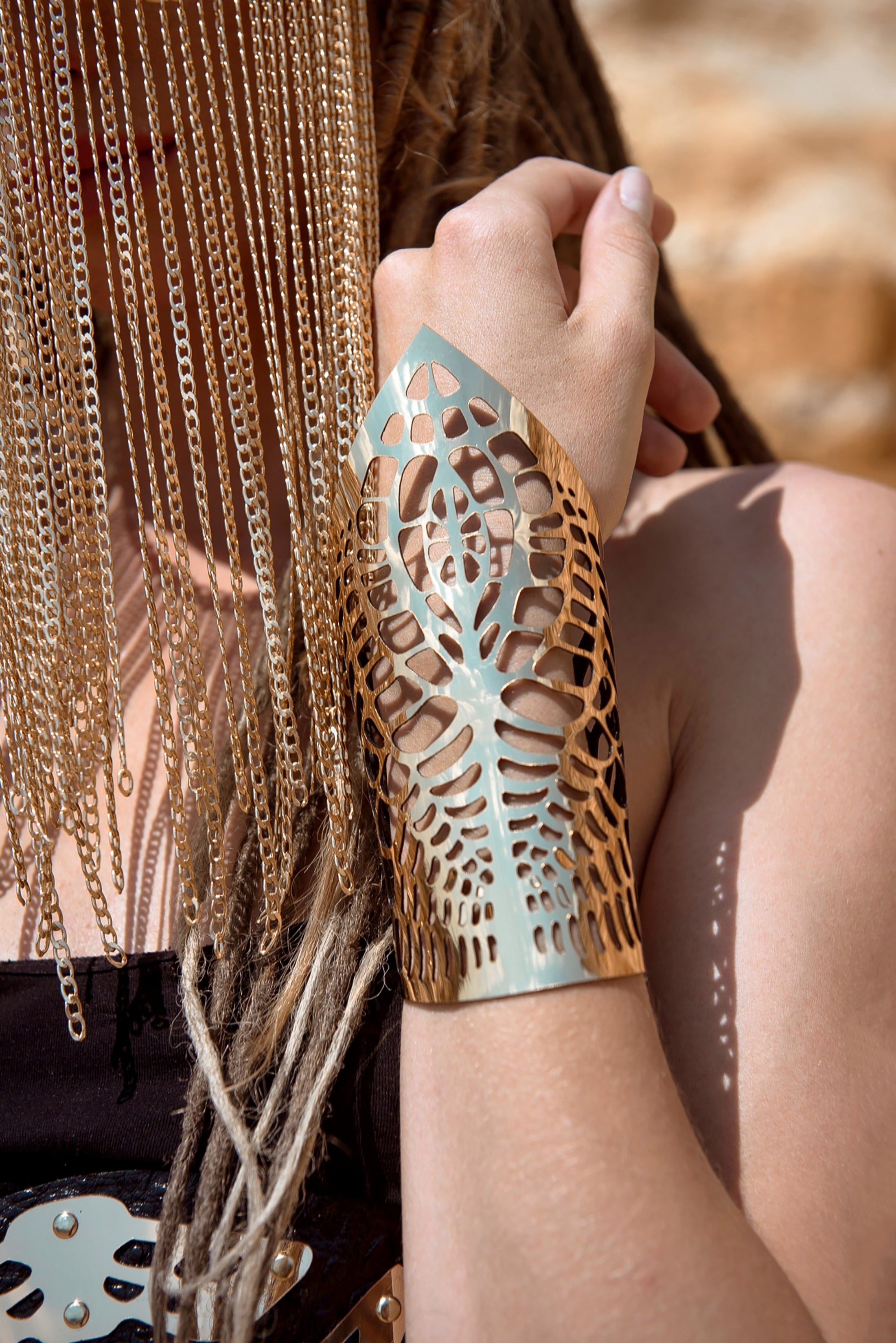 Carved bracelets made of mirror leather / GOLD
