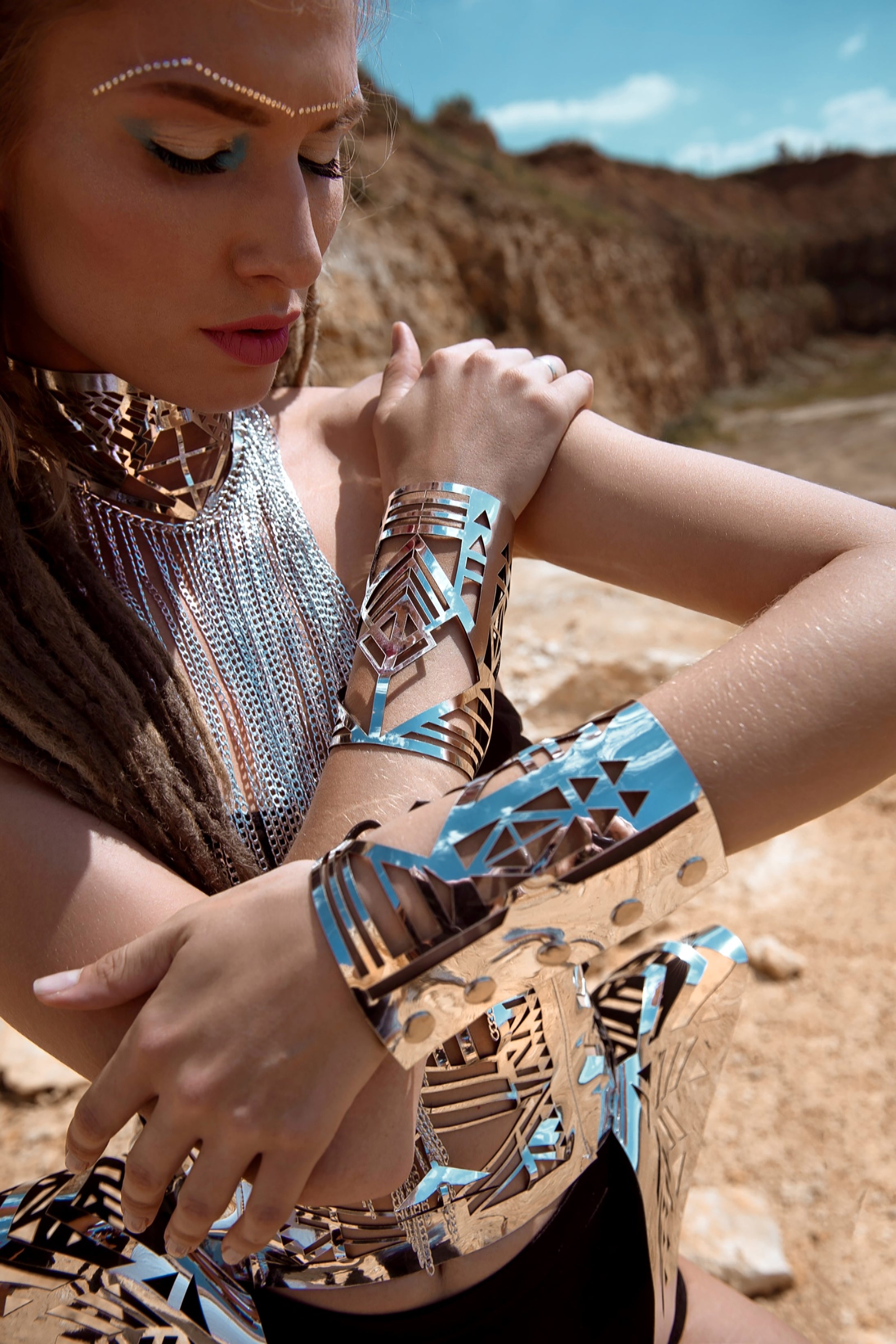 Carved bracelets made of mirror leather / SILVER